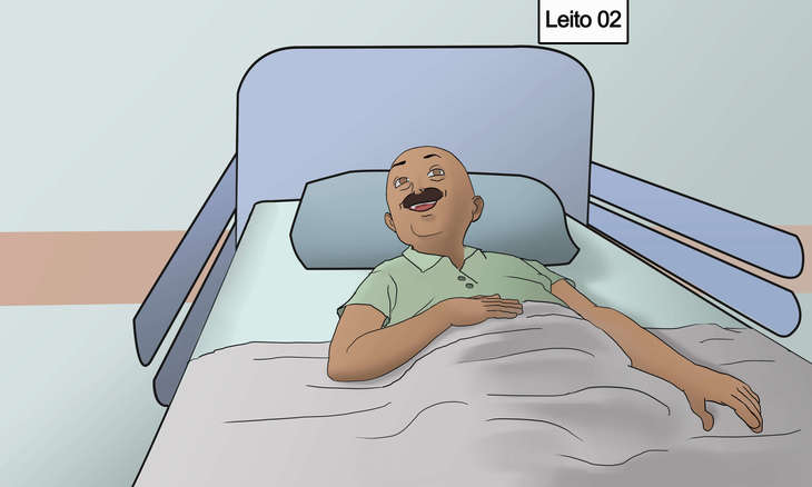 No topo, ao lado direito, um retângulo branco com o texto: LEITO 02. Sobre uma cama de hospital azul com lençol verde, um homem com bigode castanho sorri, deitado sobre um travesseiro verde. Veste camisa verde e apoia a mão direita sobre o cobertor cinza, na altura da barriga. A outra mão repousa ao lado do corpo. Ao fundo, parede verde com tarja bege.